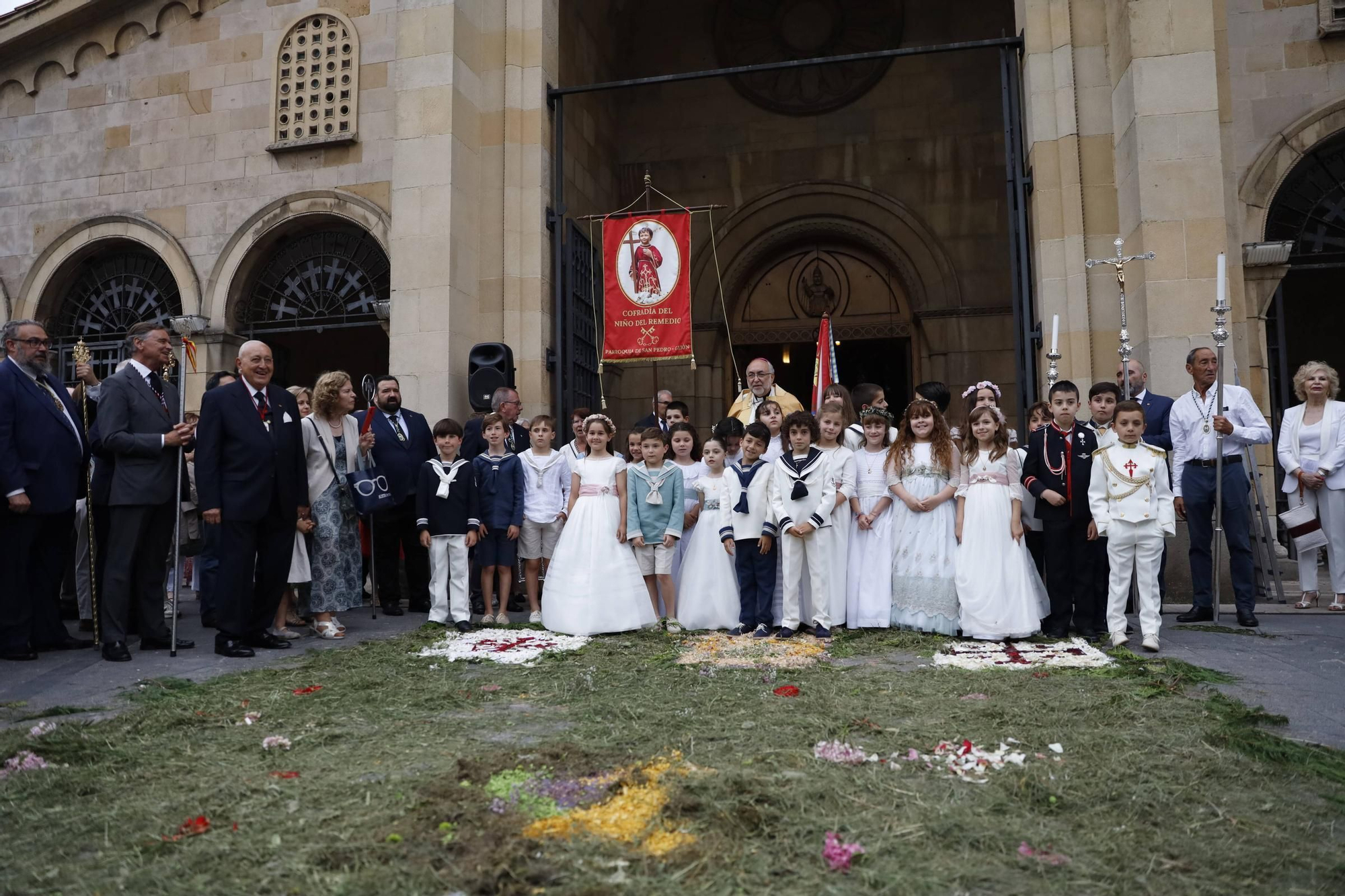 Pétalos, incienso, niños... así fue la procesión del Corpus Christi en Gijón (en imágenes)