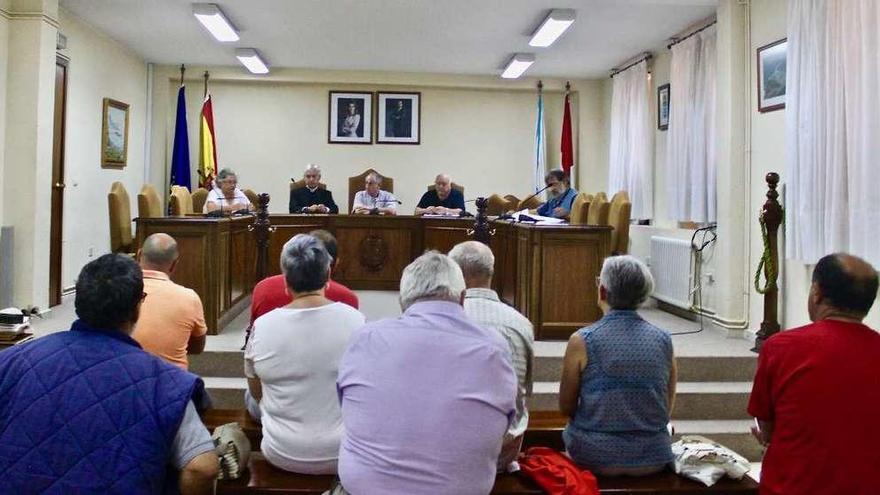 Momento durante la junta extraordinaria de la sociedad Pro-Monte en el Concello de A Guarda. // D.B.M.