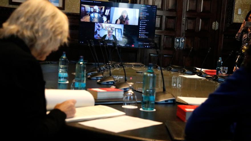 Aurora Madaula i Alba Vergés es connecten per videoconferència a la reunió de la Mesa del Parlament