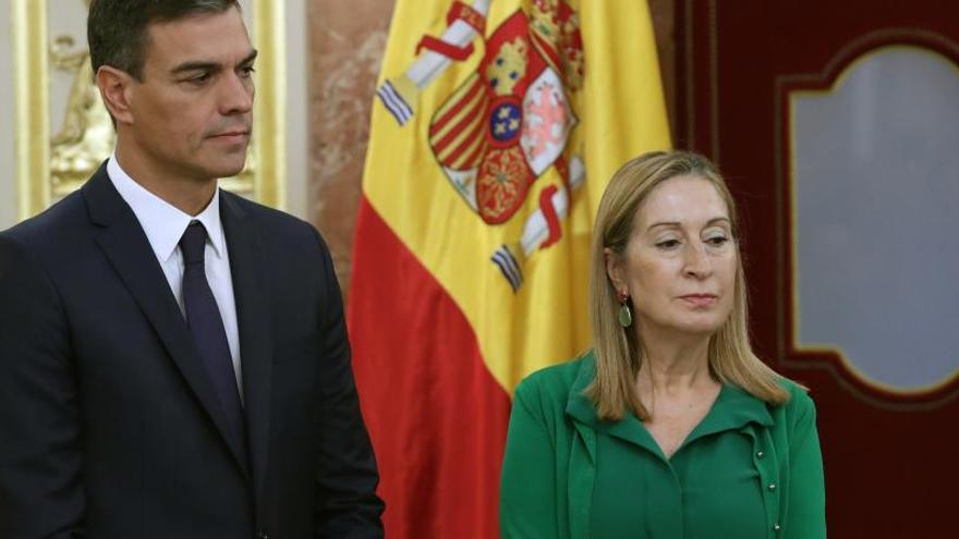 Pedro Sánchez junto a Ana Pastor en el Congreso.