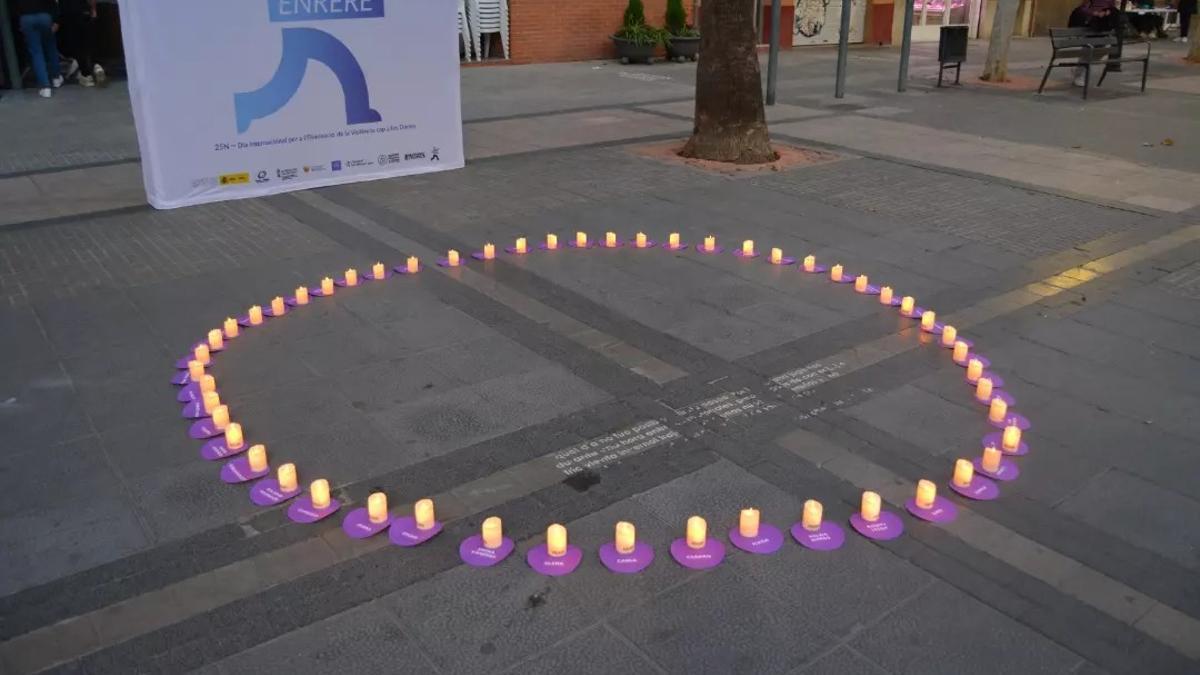 Un círculo con velas en modo homenaje en las calles de Aldaia contra la Violencia machista.