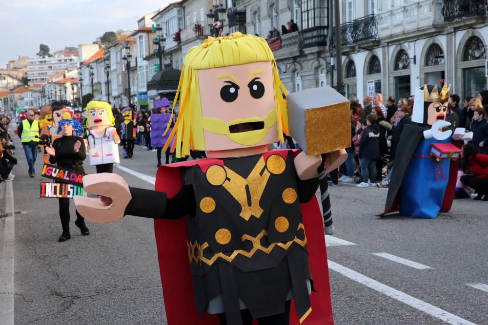 Quince comparsas participan en el desfile por las calles para despedir la fiesta.