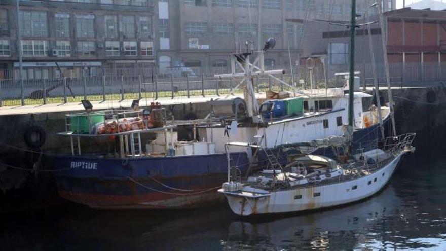 El pesquero guineano &quot;Riptide&quot; permanece abarloado a otro narcovelero en el puerto de Vigo.  // Ricardo Grobas