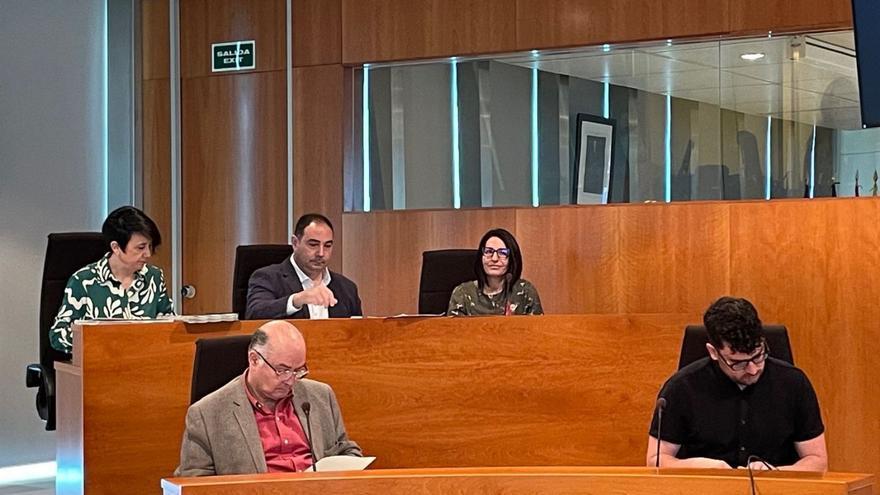 Óscar Rodríguez, abajo a la derecha, junto al resto de miembros de la oposición. | D. I.