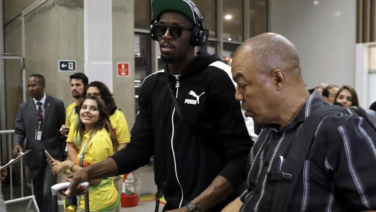 Usain Bolt, a su llegada al aeropuerto de Río, con el equipo jamaicano