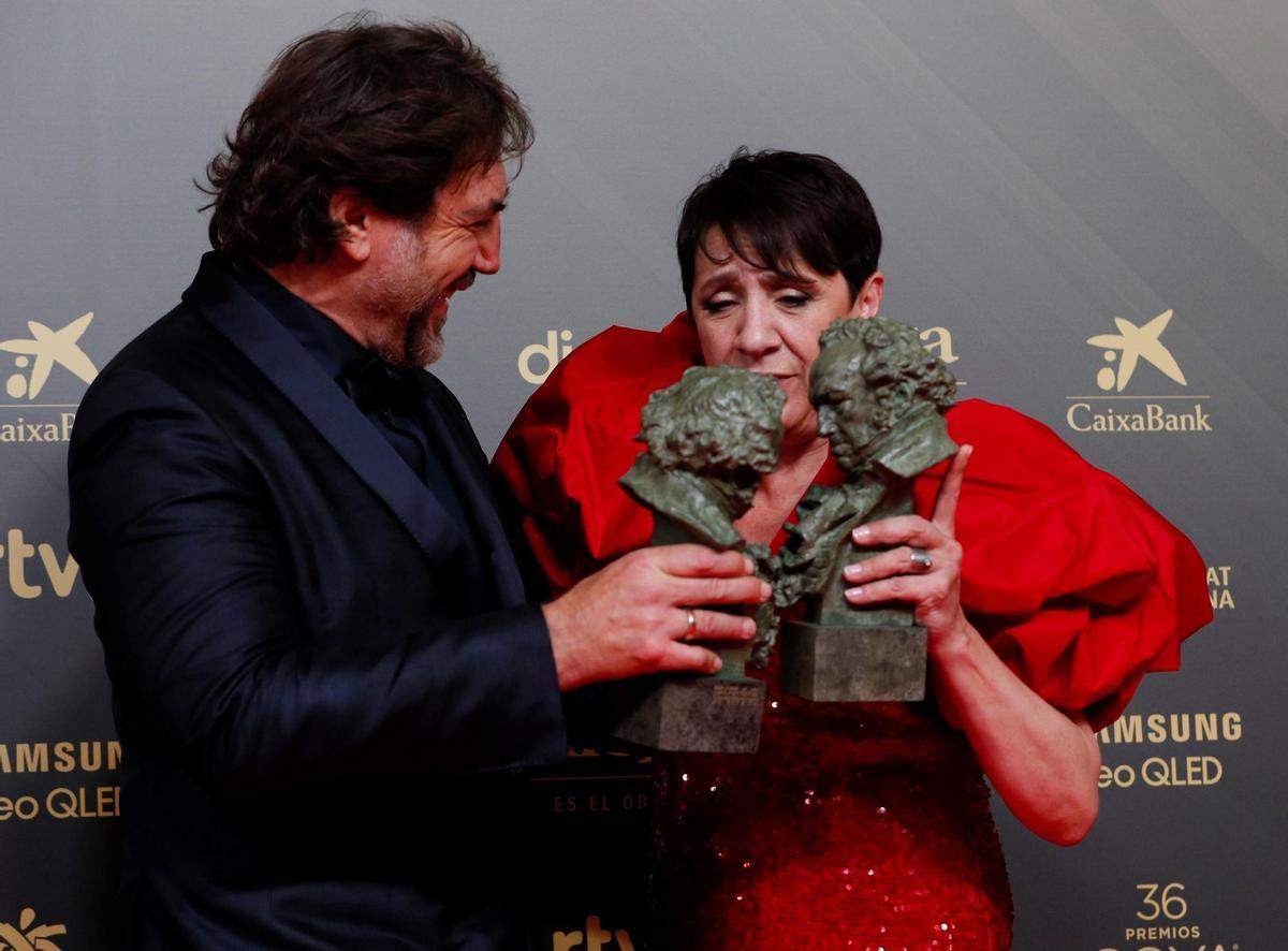 VALENCIA, 12/02/2022.- Los actores Javier Bardem y Blanca Portillo posan con los Goya a mejores actores protagonistas durante la gala de la 36 edición de los Premios Goya que tiene lugar este sábado en el Palau de les Arts de Valencia. EFE/Biel Aliño.