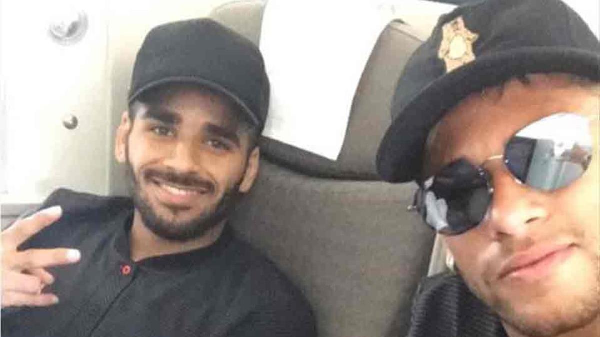 Douglas, junto a Neymar, en un vuelo del FC Barcelona