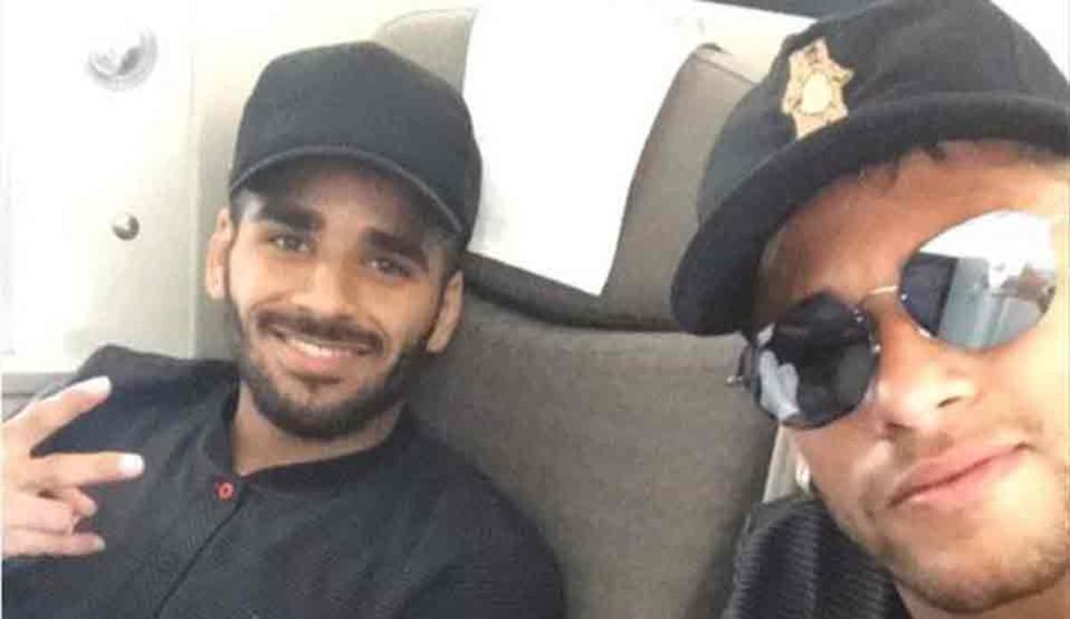 Douglas, junto a Neymar, en un vuelo del FC Barcelona