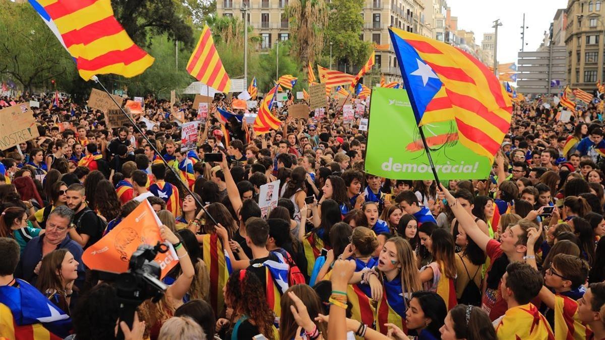 Huelga de estudiantes en la plaça Universitat.