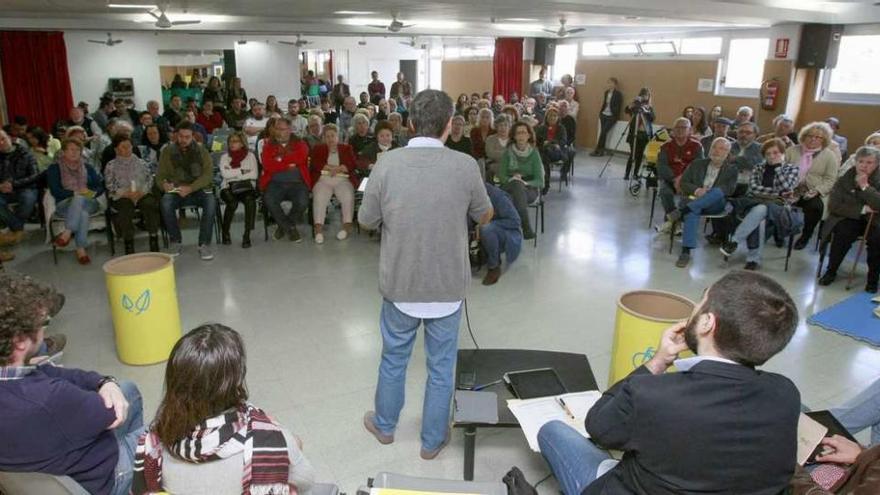 El alcalde, Xulio Ferreiro, en el encuentro celebrado en mayo en el barrio de Monte Alto.