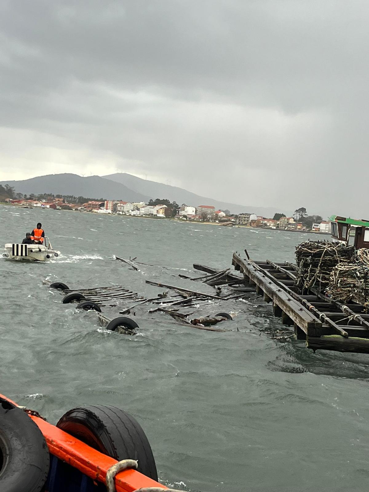 La recuperación de una de las bateas destrozadas por los últimos temporales.