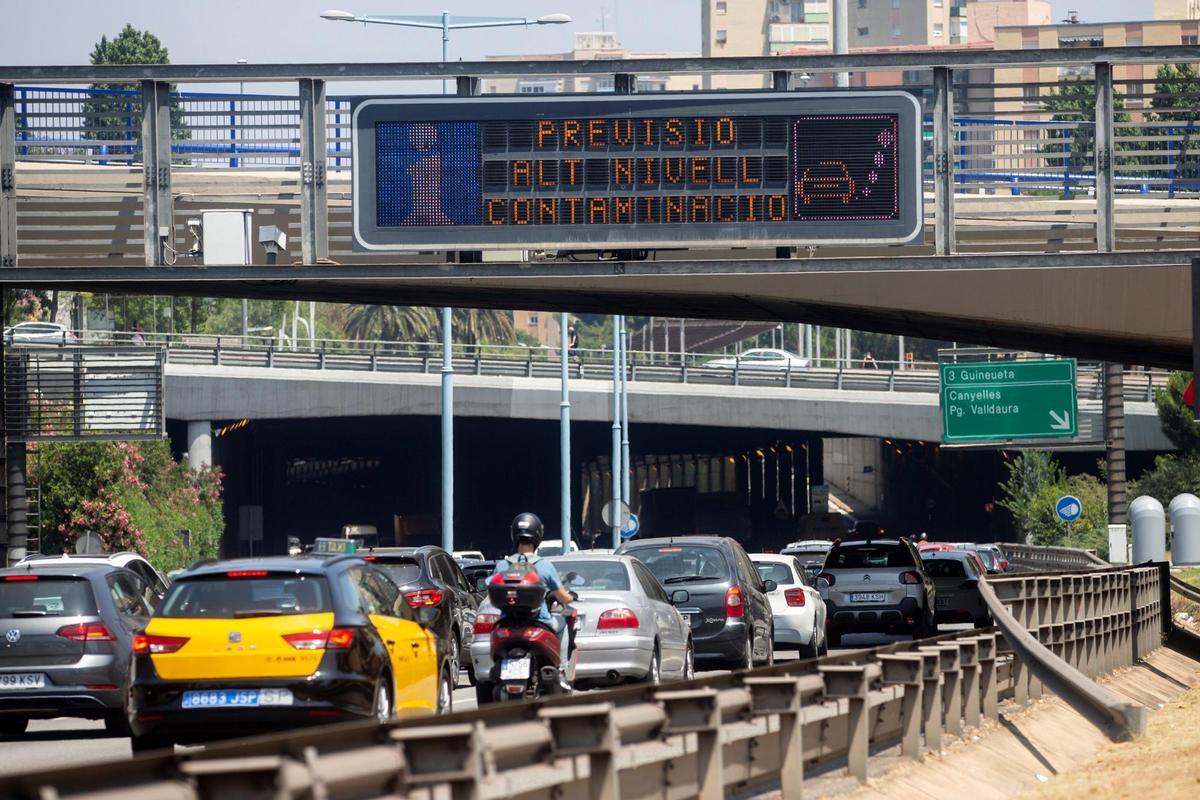 Foto de archivo de la ciudad de Barcelona con carteles de altos niveles de contaminación. EFE/ Quique García