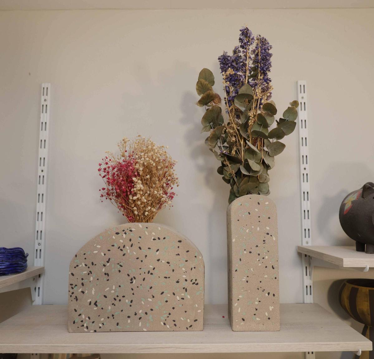 Olalla en su taller vigués Misoco Designs y algunas de las piezas que elabora, tanto funcionales como decorativas.