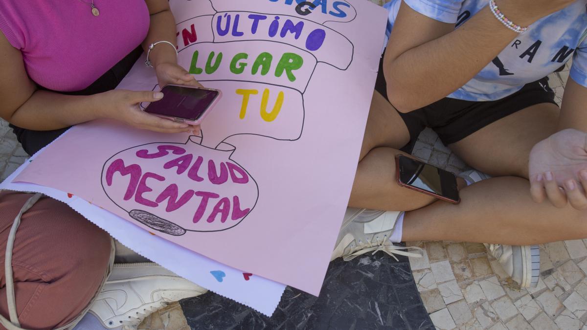 Imagen de archivo de una manifestación de estudiantes reclamando más inversión en salud mental en los centros.