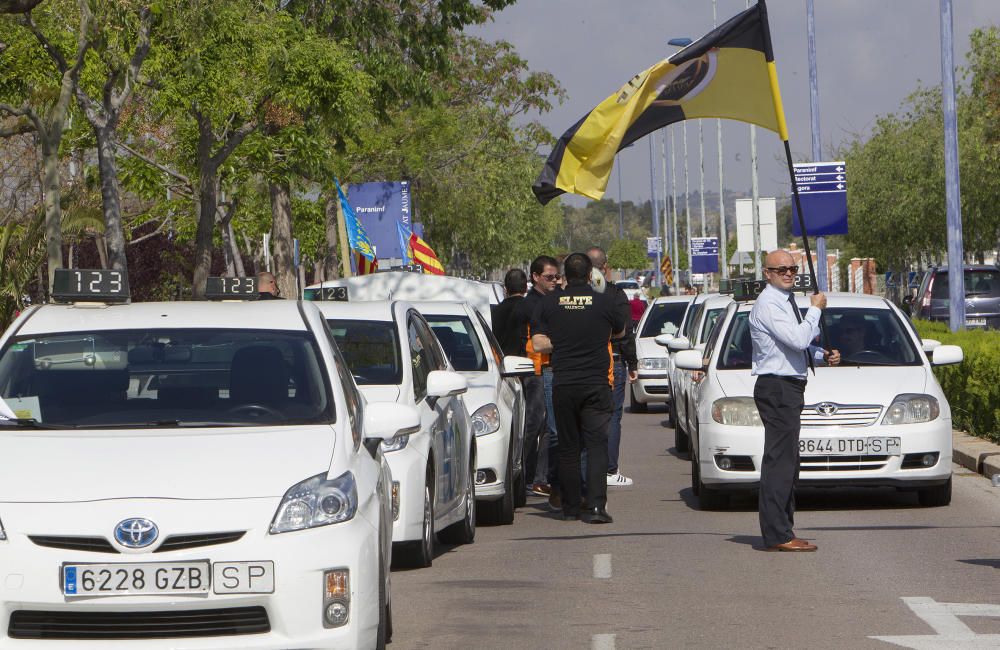 Protesta de los taxistas en Castelló contra Uber