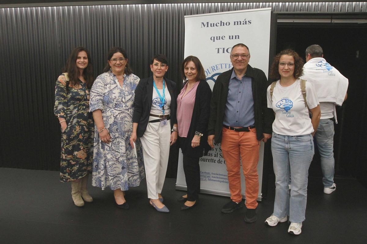 Miembros de Tourette Galicia, con parte del equipo terapéutico que apoya a la asociación.
