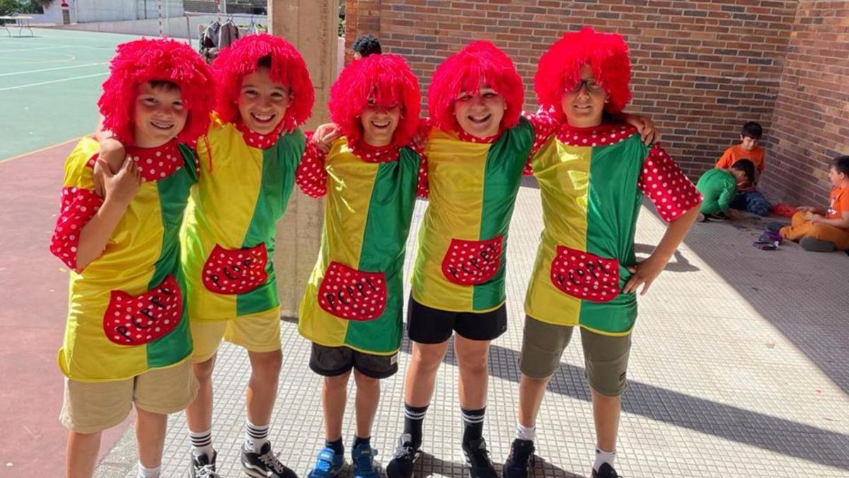 Alumnos del colegio Eduardo Pondal en el carnaval de verano que organizó el colegio cangués. |   // FDV