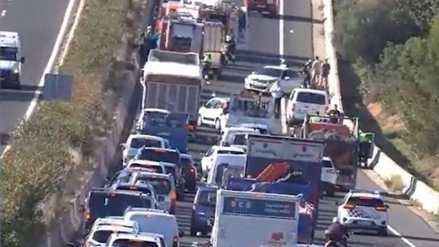 Der Verkehr staute sich mehrere Kilometer. Mittlerweile läuft es wieder flüssig.