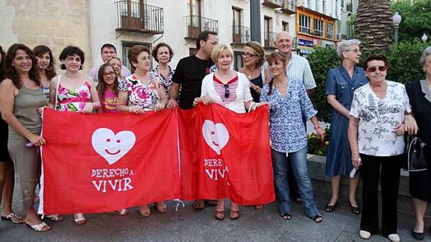 Una treintena de personas mostraron pancartas frente a la fachada del Ayuntamiento.