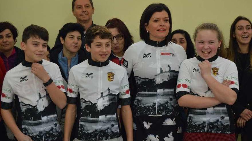 La alcaldesa, Nidia Arévalo, y alumnos del IES de Mos con el maillot mosense de La Vuelta. // D.B.M.
