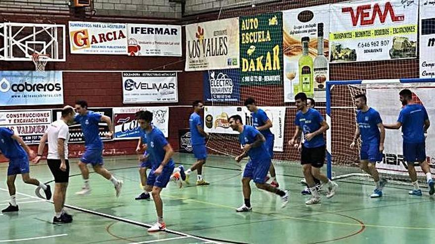 Los jugadores del Desguaces Casquero calentando.