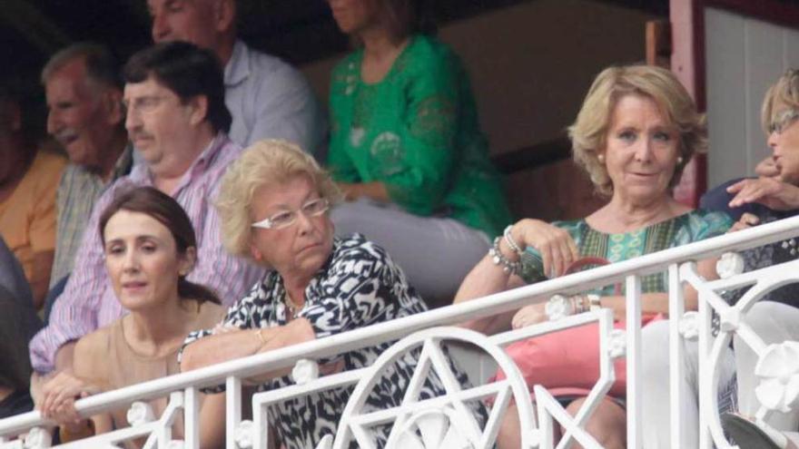 A la izquierda, Alicia González y, a la derecha, Esperanza Aguirre, en los toros en Gijón.