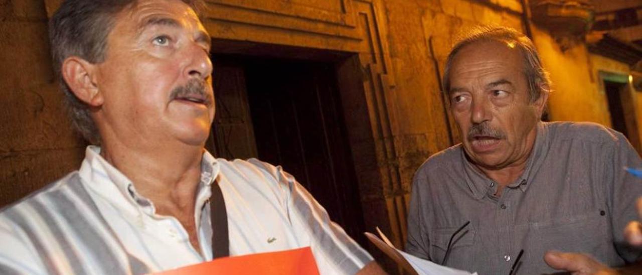 Por la izquierda, Alfredo Carreño y Wenceslao López, ayer por la noche, a las puertas de la AMSO.