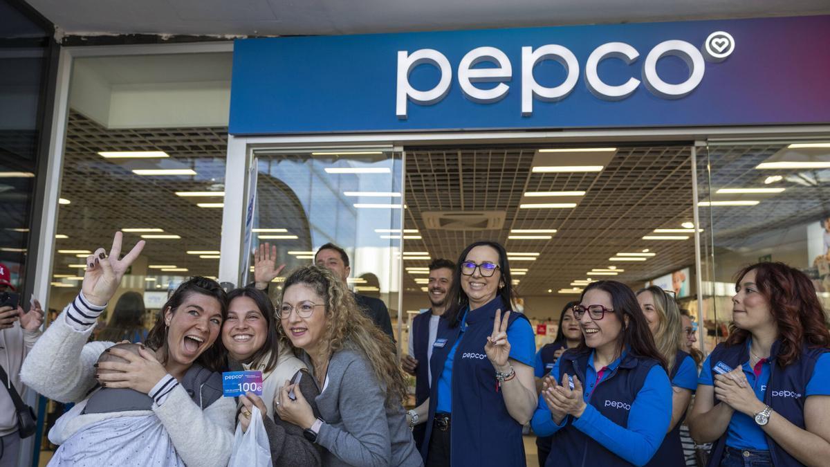 VIDEO | Pepco desembarca en Mallorca con largas colas en el centro comercial Port Pi en la apertura de su primera tienda en la isla