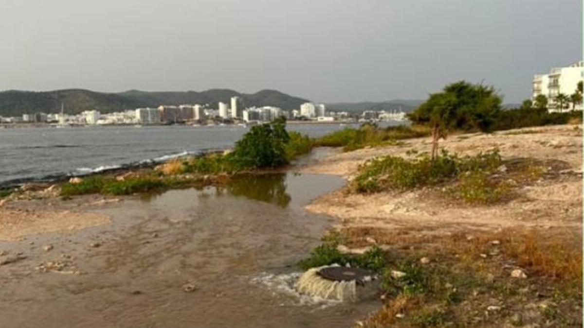 La alcantarilla rebosando junto al mar al final de la calle Huelva