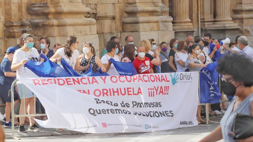 Los padres del centro y residencia Oriol se echan a la calle ante el &quot;abandono&quot; de Orihuela y el Consell