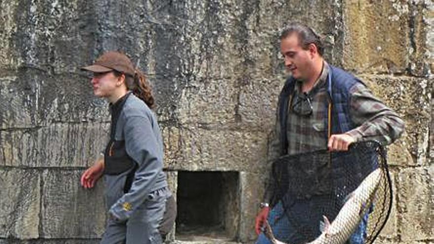 Pescadoras con el salmón que pescó Luisma Blanco