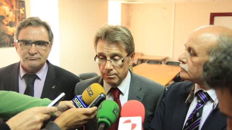 Desde la izquierda: Juan Iglesias, José María Pino y Jerónimo García Bermejo, ayer tras la reunión.