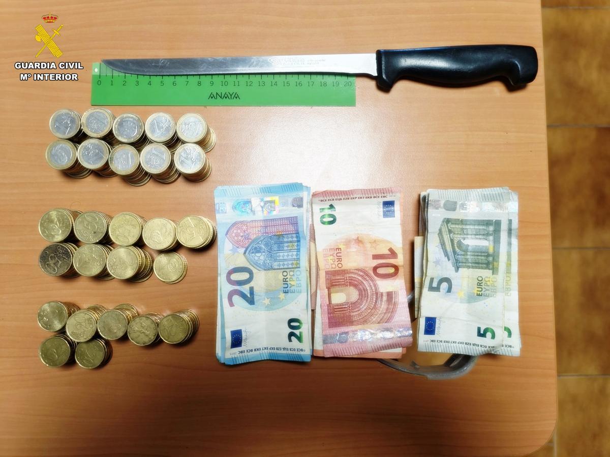 El arma y el dinero intervenido por la Guardia Civil.