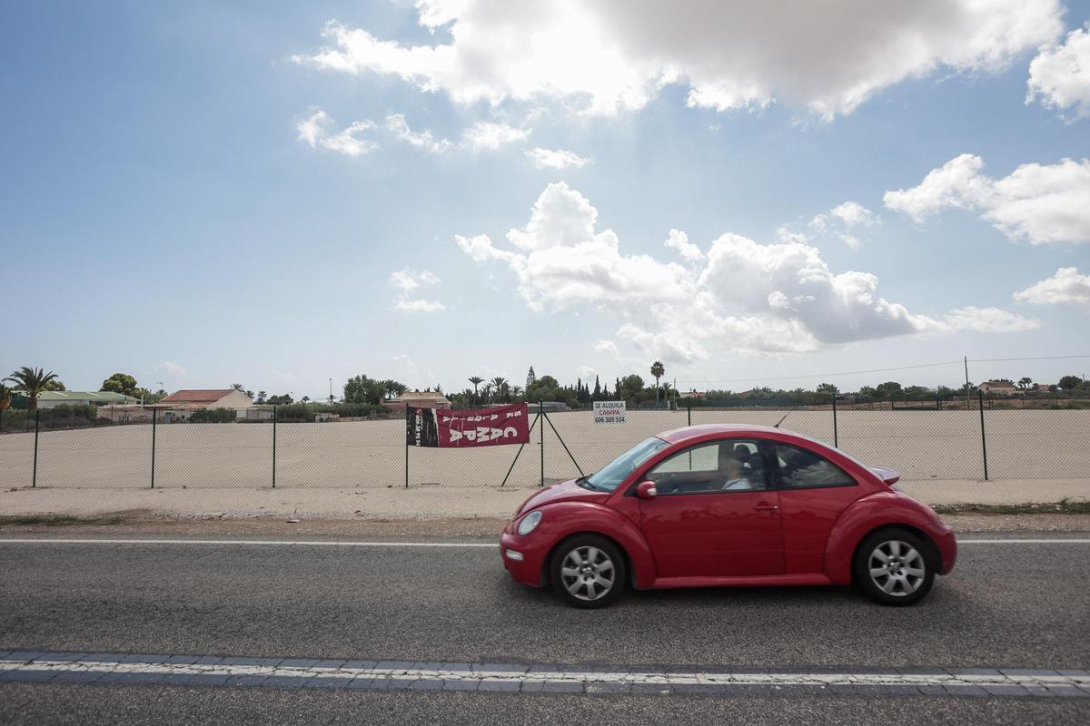 Uno de los terrenos que se alquila como campa junto al aeropuerto