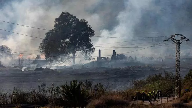 Los bomberos dan por controlado el incendio de Fontcalent tras afectar a nueve hectáreas de matorral