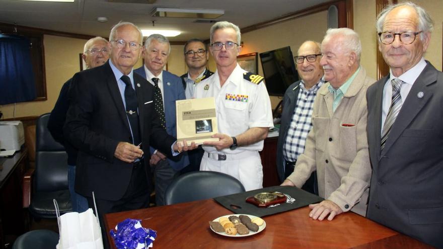 El comandante de la fragata &#039;Blas de Lezo&#039; recibe a los miembros de Marinetea en el puerto de Vigo