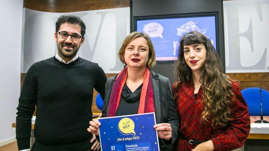 Jorge Arévalo y Pilar Díaz flanquean a Ana Taboada en la presentación del plan HUCA.