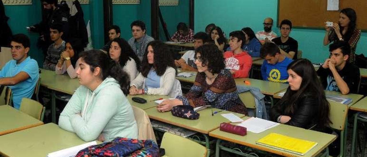 Un grupo de alumnos en el IES Castro Alobre de Vilagarcía. // I. Abella