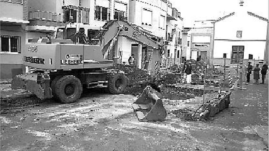 Las máquinas siguen trabajando en la calle Zeneta.