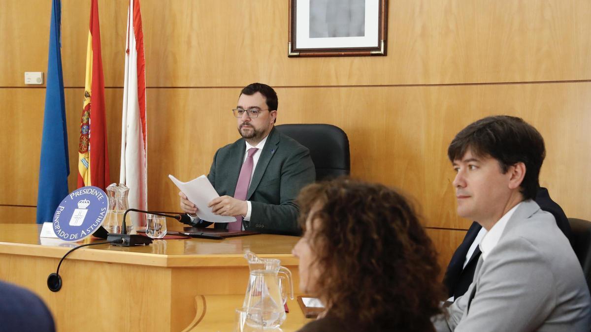 Adrián Barbón preside el Consejo de Gobierno en Candás.