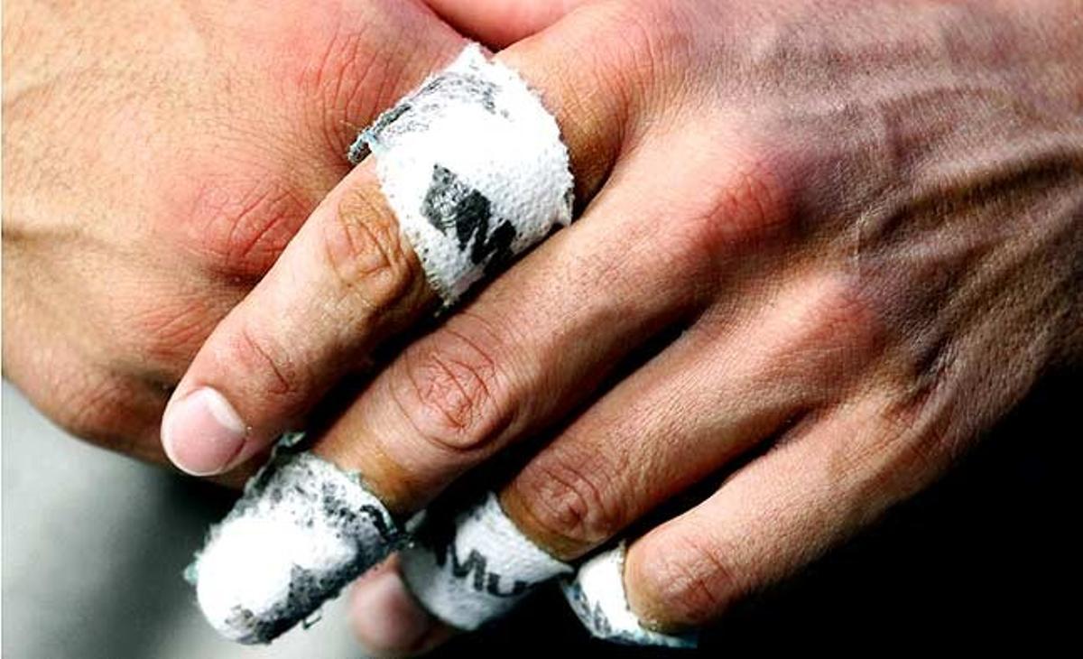 Fotografia dels dits de Rafa Nadal en una entrevista després de la seva victòria sobre l’americà Ryan Sweeting, en el torneig de tennis Open d’Austràlia a Melbourne (Austràlia).