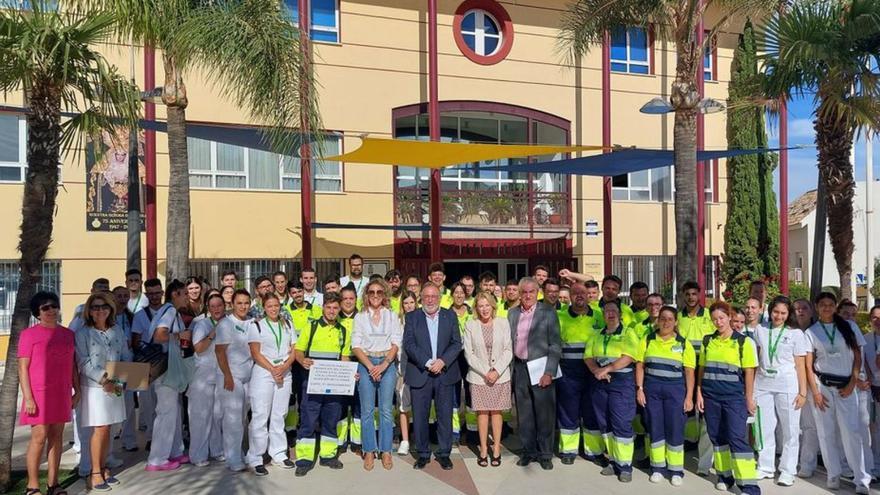 Carmen Sánchez y Villano, con los jóvenes contratados en Alhaurín. | L.O.