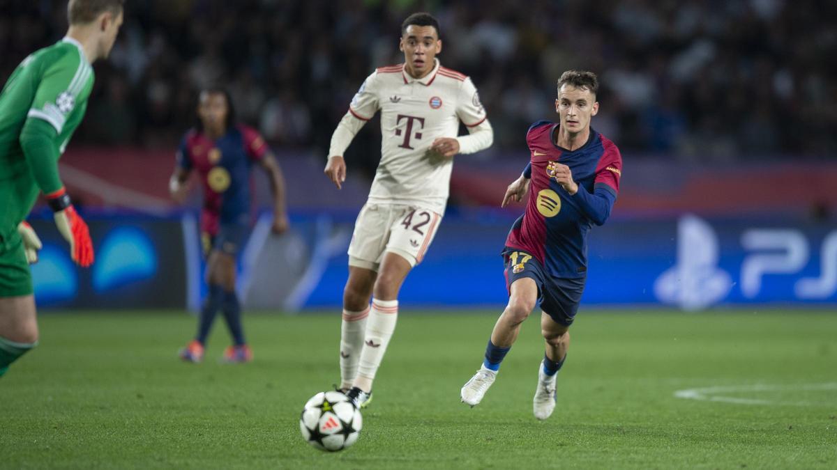 Marc Casadó presiona a Neuer en el Barça-Bayern Múnich en Montjuïc.