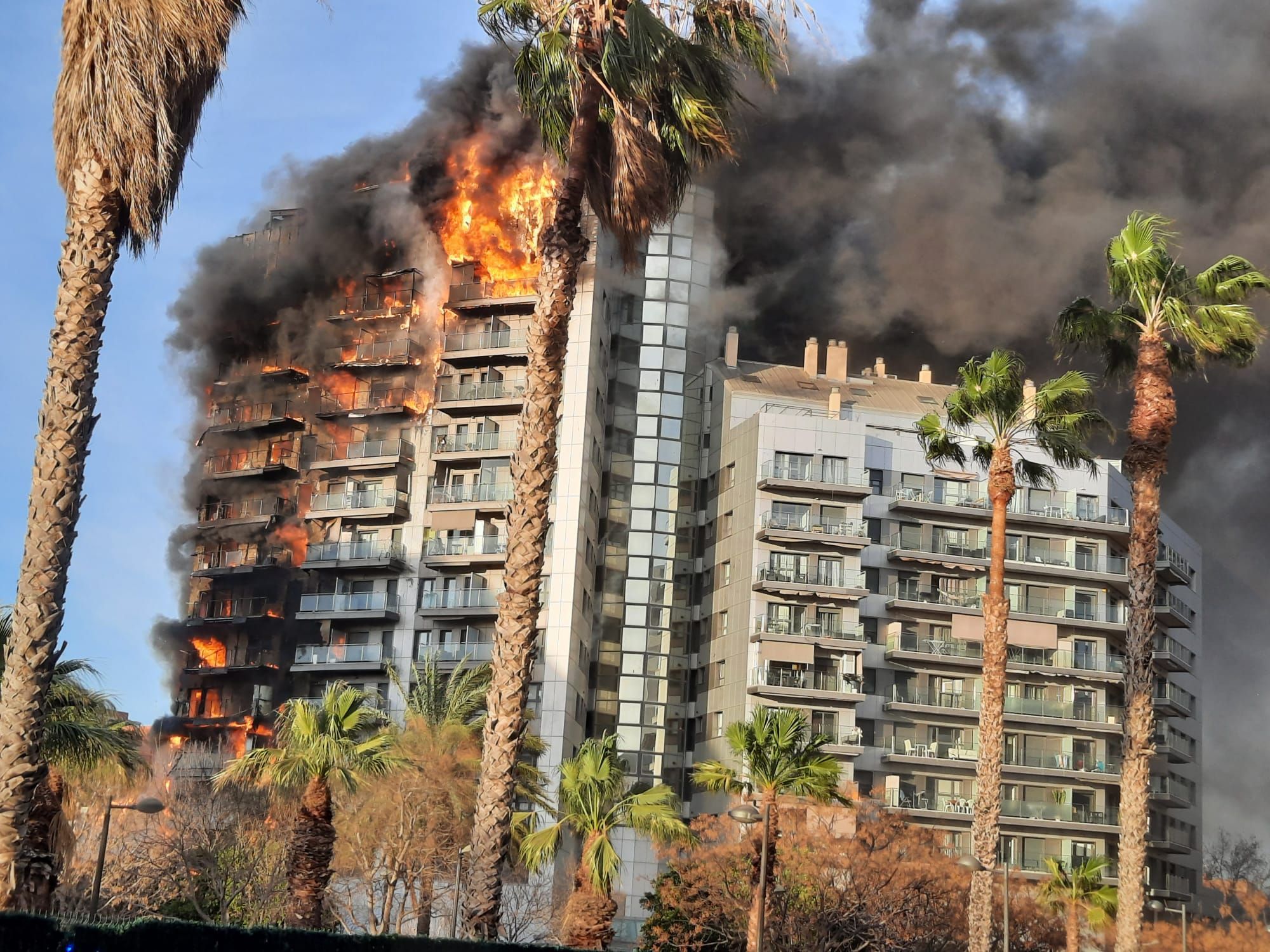 Un incendio arrasa un edificio en València