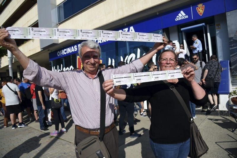 Largas colas para adquirir entradas para el playoff