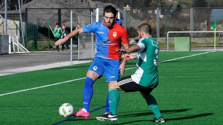 Castiello trata de superar al lateral zurdo del Lenense, Choky.