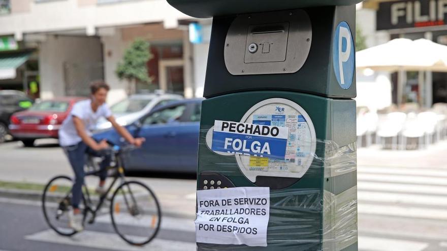 Un parquímetro precintado por la huelga. // M. G. Brea