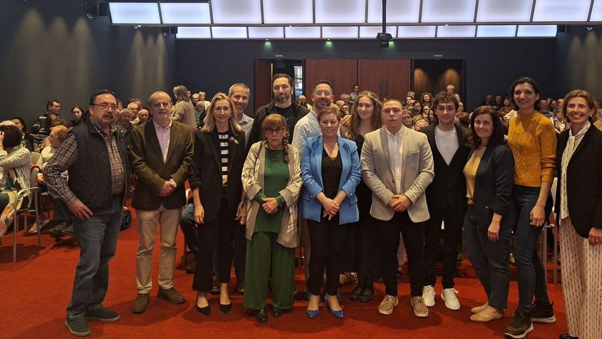 De izquierda a derecha, José María Ordóñez, Víctor Manuel Rodríguez, Beatriz López, Ignacio Fernández, Renée Ribacoba, Juan Gómez, Juan Castilla, Victoria Alonso, Olalla Fernández, Sergio Pérez, Daniel Vázquez, Elena Sánchez, Lorena de Mena y Eva Pando, ayer en el Club.