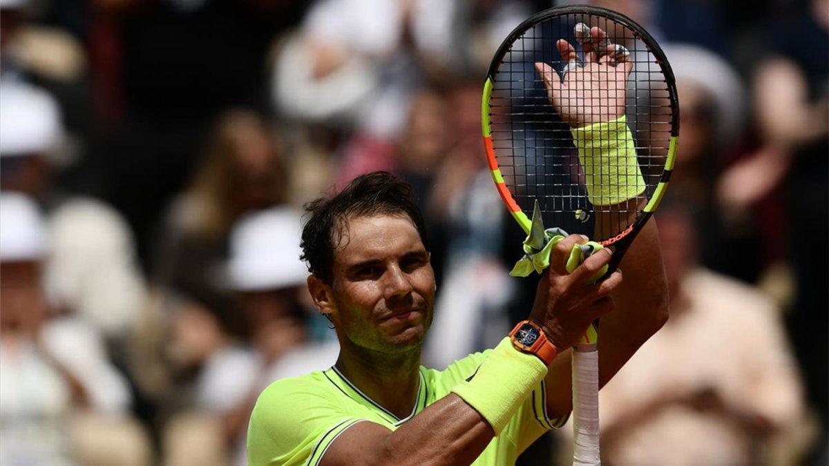 Nadal saludando al público de la Philipp-Chatrier