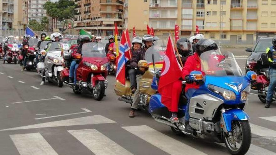 Concentración motera por las calles de Cullera.